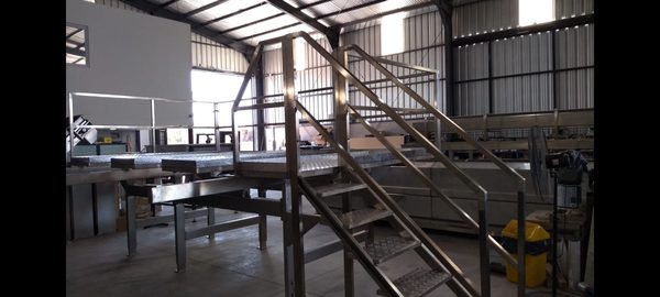 Plataforma con escalera inox