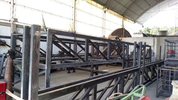 Estructura metálica en taller