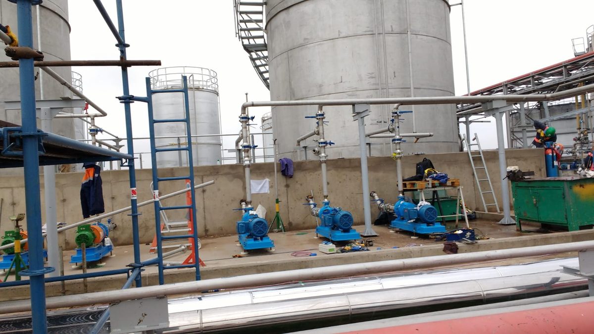 Montaje de bombas en refinería