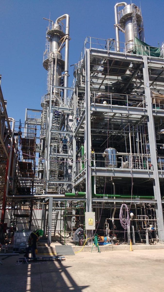 Montaje de torres de destilación en refinería - Javier Silva e Hijos