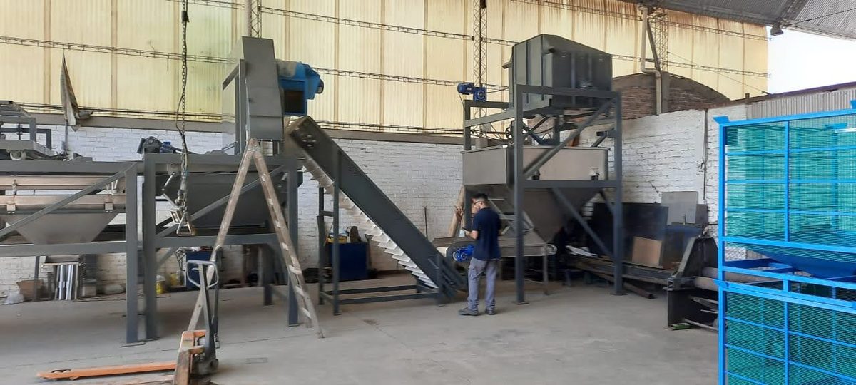 Planta con elevador de cangilones