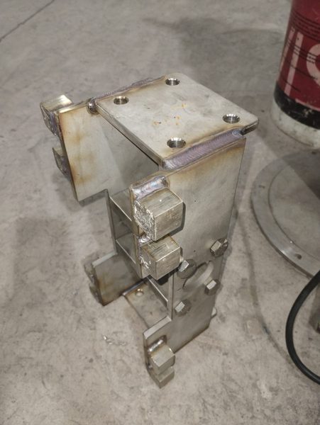 Pieza mecanizada con mecanismo